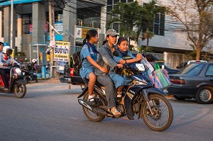 TROIS FILLES SUR SCOOTER, MOYEN DE TRANSPORT LE PLUS UTILISE SEUL OU A PLUSIEURS, BANG SAPHAN, THAILANDE, ASIE 