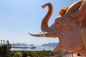 STATUE D'ELEPHANT REPRESENTANT GANESH AVEC VUE SUR LA BAIE, WAT KAEW PRASERT, PATHIO, PROVINCE DE CHUMPHON, THAILANDE, ASIE 