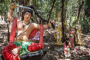 LE PRINCE SIDDHARTHA (FUTUR BOUDDHA) SE COUPE LES CHEVEUX A 29 ANS AVEC SON EPEE AVANT DE PARTIR FAIRE SA QUETE DE SPIRITUALITE, WAT KAEW PRASERT, PATHIO, PROVINCE DE CHUMPHON, THAILANDE, ASIE 