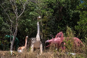 DINOSAURES A L'ENTREE DE LA REPRESENTATION DE L'ENFER, WAT KAEW PRASERT, PATHIO, PROVINCE DE CHUMPHON, THAILANDE, ASIE 