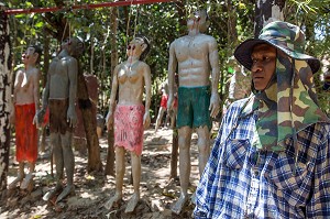 ARTISTE QUI A REALISE LES STATUES IMAGINEES PAR LE MOINE POUR REPRESENTATION DE L'ENFER AU MONASTERE BOUDDHISTE WAT KAEW PRASERT, PATHIO, PROVINCE DE CHUMPHON, THAILANDE, ASIE 
