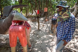 L'ARTISTE DEVANT UN HOMME QUI SE FAIT MANGER PAR UN OISEAU (DANS LA RELIGION BOUDDHISTE, IL EST INTERDIT DE TUER LES ANIMAUX), REPRESENTATION DE L'ENFER AU MONASTERE BOUDDHISTE WAT KAEW PRASERT, PATHIO, PROVINCE DE CHUMPHON, THAILANDE, ASIE 