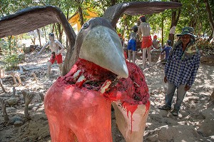 HOMME QUI SE FAIT MANGER PAR UN OISEAU (DANS LA RELIGION BOUDDHISTE, IL EST INTERDIT DE TUER LES ANIMAUX), REPRESENTATION DE L'ENFER AU MONASTERE BOUDDHISTE WAT KAEW PRASERT, PATHIO, PROVINCE DE CHUMPHON, THAILANDE, ASIE 