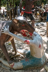 HOMME QUI SE FAIT MANGER PAR UN CHIEN (DANS LA RELIGION BOUDDHISTE, IL EST INTERDIT DE TUER LES ANIMAUX), REPRESENTATION DE L'ENFER AU MONASTERE BOUDDHISTE WAT KAEW PRASERT, PATHIO, PROVINCE DE CHUMPHON, THAILANDE, ASIE 