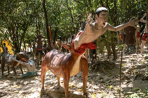 HOMME QUI SE FAIT MANGER PAR UN CHIEN (DANS LA RELIGION BOUDDHISTE, IL EST INTERDIT DE TUER LES ANIMAUX), REPRESENTATION DE L'ENFER AU MONASTERE BOUDDHISTE WAT KAEW PRASERT, PATHIO, PROVINCE DE CHUMPHON, THAILANDE, ASIE 