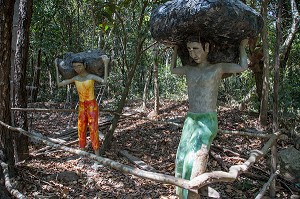 HOMME QUI A VOLE LE TERRAIN D'UN VOISIN, A SA MORT IL PORTE DE LA TERRE, REPRESENTATION DE L'ENFER AU MONASTERE BOUDDHISTE WAT KAEW PRASERT, PATHIO, PROVINCE DE CHUMPHON, THAILANDE, ASIE 