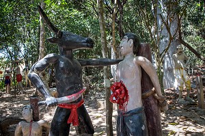 HOMME QUI SE FAIT TUER PAR UN TAUREAU (DANS LA RELIGION BOUDDHISTE, IL EST INTERDIT DE TUER LES ANIMAUX), REPRESENTATION DE L'ENFER AU MONASTERE BOUDDHISTE WAT KAEW PRASERT, PATHIO, PROVINCE DE CHUMPHON, THAILANDE, ASIE 