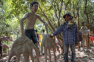 HOMME QUI A TAPE SES PARENTS A DE GROSSES MAINS, REPRESENTATION DE L'ENFER AU MONASTERE BOUDDHISTE WAT KAEW PRASERT, PATHIO, PROVINCE DE CHUMPHON, THAILANDE, ASIE 