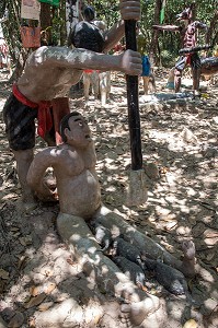 HOMME INFIDELE QUI SE FAIT MANGER LES PARTIES PAR DES RATS, REPRESENTATION DE L'ENFER AU MONASTERE BOUDDHISTE WAT KAEW PRASERT, PATHIO, PROVINCE DE CHUMPHON, THAILANDE, ASIE 