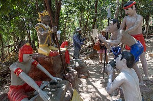 LES PERSONNES QUI ONT FAIT DU MAL SONT JUGES DEVANT LE LIVRE POUR DETERMINER SI ELLES RESTENT EN ENFER, REPRESENTATION DE L'ENFER AU MONASTERE BOUDDHISTE WAT KEAW PRASERT, PATHIO, PROVINCE DE CHUMPHON, THAILANDE, ASIE 