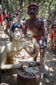 HOMME QUI SE FAIT COUPER UNE MAIN (DANS LA RELIGION BOUDDHISTE, IL EST INTERDIT DE VOLER), REPRESENTATION DE L'ENFER AU MONASTERE BOUDDHISTE WAT KAEW PRASERT, PATHIO, PROVINCE DE CHUMPHON, THAILANDE, ASIE 