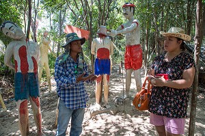 L'ARTISTE EXPLIQUE A UNE FEMME THAI LA SYMBOLIQUE DES DIFFERENTES SCULPTURES, REPRESENTATION DE L'ENFER AU MONASTERE BOUDDHISTE WAT KEAW PRASERT, PATHIO, PROVINCE DE CHUMPHON, THAILANDE, ASIE 