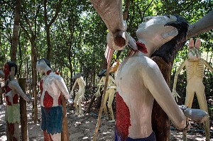 PERSONNES QUI ONT FAIT DU MAL AUX MOINES SONT PUNIS A LEUR MORT, REPRESENTATION DE L'ENFER AU MONASTERE BOUDDHISTE WAT KAEW PRASERT, PATHIO, PROVINCE DE CHUMPHON, THAILANDE, ASIE 