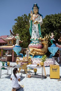 OFFRANDE DE COLLIERS DE PERLES A UNE DEESSE BOUDDHISTE, MONASTERE WAT KAEW PRASERT, PATHIO, PROVINCE DE CHUMPHON, THAILANDE, ASIE 