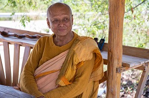 LE MOINE EN CHEF DU MONASTERE WAT KAEW PRASERT QUI A IMAGINE SA REPRESENTATION L'ENFER, PATHIO, PROVINCE DE CHUMPHON, THAILANDE, ASIE 