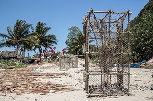 LES CASIERS POUR LES CRABES, VILLAGE DE PECHEURS DE THAM THONG, PROVINCE DE CHUMPHON, THAILANDE, ASIE 