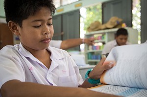 JEUNE GARCON DE PRIMAIRE EN COURS DE LECTURE, ECOLE SUAN LUNG, BANG SAPHAN, THAILANDE, ASIE 