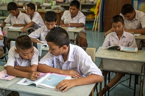 JEUNES GARCONS APPRENANT A LIRE, ECOLE SUAN LUNG, BANG SAPHAN, THAILANDE, ASIE 