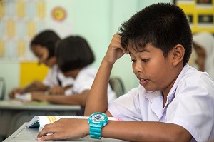 JEUNE GARCON DE PRIMAIRE EN COURS DE LECTURE, ECOLE SUAN LUNG, BANG SAPHAN, THAILANDE, ASIE 