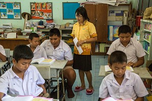 COURS DE LECTURE AVEC LES PRIMAIRES, ECOLE SUAN LUNG, BANG SAPHAN, THAILANDE, ASIE 