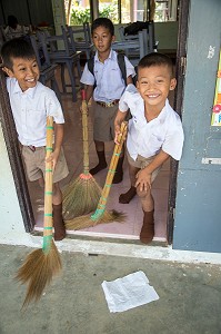 NETTOYAGE DE LA CLASSE APRES LES COURS, ELEVES DE PRIMAIRE DE L'ECOLE SUAN LUNG, BANG SAPHAN, THAILANDE, ASIE 