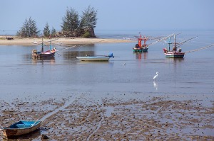 PAYSAGE DE BORD DE MER A MAREE BASSE, BANG SAPHAN, THAILANDE, ASIE 