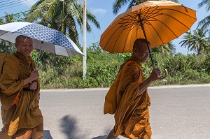 MOINES BOUDDHISTES PROTEGES DU SOLEIL PAR LEURS OMBRELLES, BANG SAPHAN, THAILANDE, ASIE 