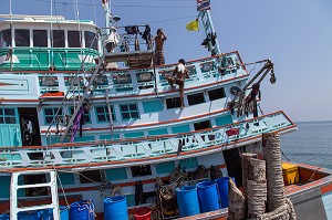 BATEAUX DE PECHE SUR LE PORT DE BANG SAPHAN, THAILANDE, ASIE 