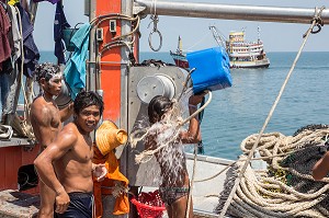 NETTOYAGE DE L'EQUIPAGE (MARINS BIRMANS ET CAMBODGIENS), BATEAUX DE PECHE SUR LE PORT DE BANG SAPHAN, THAILANDE, ASIE 