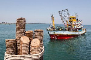 ARRIVEE DES BATEAUX DE PECHE SUR LE PORT DE BANG SAPHAN, THAILANDE, ASIE 