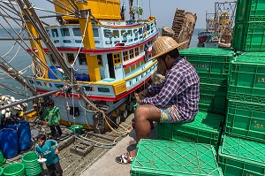 DECHARGEMENT DU POISSON SUR LES BATEAUX DE PECHE, PORT DE BANG SAPHAN, THAILANDE, ASIE 