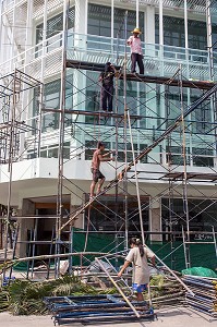 OUVRIERS AU TRAVAIL SUR UN CHANTIER DE FACADE D'IMMEUBLE MODERNE, BANGKOK, THAILANDE, ASIE 