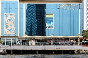 THE RIVER CITY, BALADE EN BATEAU TRADITIONNEL THAILANDAIS 'LONGUE-QUEUE' SUR LA RIVIERE CHAO PHRAYA, BANGKOK, THAILANDE, ASIE 