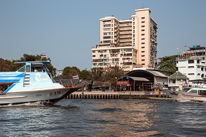 BALADE EN BATEAU TRADITIONNEL THAILANDAIS 'LONGUE-QUEUE' SUR LA RIVIERE CHAO PHRAYA, BANGKOK, THAILANDE, ASIE 