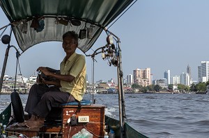 BALADE EN BATEAU TRADITIONNEL THAILANDAIS 'LONGUE-QUEUE' SUR LA RIVIERE CHAO PHRAYA, BANGKOK, THAILANDE, ASIE 