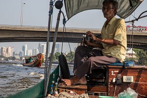 BALADE EN BATEAU TRADITIONNEL THAILANDAIS 'LONGUE-QUEUE' SUR LA RIVIERE CHAO PHRAYA, BANGKOK, THAILANDE, ASIE 