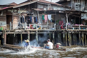 MAISONS SUR PILOTIS, BALADE EN BATEAU TRADITIONNEL DANS DES KHLONGS (CANAUX DE LA VILLE), BANGKOK, THAILANDE, ASIE 