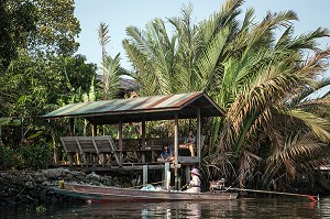 MAISONS SUR PILOTIS, BALADE EN BATEAU TRADITIONNEL THAILANDAIS 'LONGUE-QUEUE' DANS DES KHLONGS (CANAUX DE LA VILLE), BANGKOK, THAILANDE, ASIE 