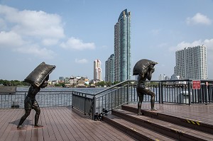 SCULPTURE EN BRONZE RAPPELANT L'HISTOIRE DU PAYS ET GRATTE-CIELS, BALADE TOURISTIQUE SUR LA PROMENADE DE L'ASIATIQUE THE RIVERFRONT PRES DE LA RIVIERE CHAO PHRAYA, BANGKOK, THAILANDE, ASIE 