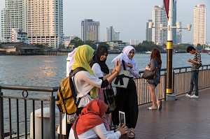 JEUNES FEMMES MUSULMANES, BALADE TOURISTIQUE SUR LA PROMENADE DE L'ASIATIQUE THE RIVERFRONT PRES DE LA RIVIERE CHAO PHRAYA, BANGKOK, THAILANDE, ASIE 