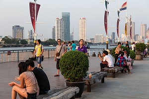 BALADE TOURISTIQUE SUR LA PROMENADE DE L'ASIATIQUE THE RIVERFRONT PRES DE LA RIVIERE CHAO PHRAYA, BANGKOK, THAILANDE, ASIE 