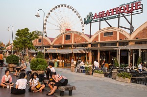 GRANDE ROUE ET BALADE TOURISTIQUE SUR LA PROMENADE DE L'ASIATIQUE THE RIVERFRONT PRES DE LA RIVIERE CHAO PHRAYA, BANGKOK, THAILANDE, ASIE 