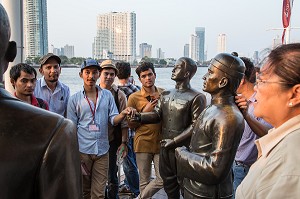 SCULPTURE EN BRONZE RAPPELANT L'HISTOIRE DU PAYS, BALADE TOURISTIQUE ET HISTORIQUE SUR LA PROMENADE DE L'ASIATIQUE THE RIVERFRONT PRES DE LA RIVIERE CHAO PHRAYA, BANGKOK, THAILANDE, ASIE 