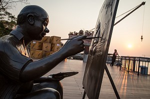 SCULPTURE EN BRONZE (PEINTRE) RAPPELANT L'HISTOIRE DU PAYS, BALADE TOURISTIQUE ET HISTORIQUE SUR LA PROMENADE DE L'ASIATIQUE THE RIVERFRONT PRES DE LA RIVIERE CHAO PHRAYA, COUCHER DU SOLEIL, BANGKOK, THAILANDE, ASIE 