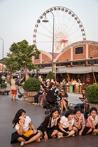GRANDE ROUE ET JEUNES FEMMES ASIATIQUES, BALADE TOURISTIQUE SUR LA PROMENADE DE L'ASIATIQUE THE RIVERFRONT PRES DE LA RIVIERE CHAO PHRAYA, BANGKOK, THAILANDE, ASIE 