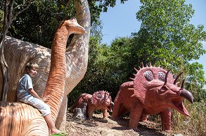 DINOSAURES A L'ENTREE DE LA REPRESENTATION DE L'ENFER, WAT KEAW PRASERT, PATHIO, PROVINCE DE CHUMPHON, THAILANDE, ASIE 