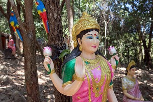 STATUE DE FEMME AUX 4 MAINS TENANT DES FLEURS DE LOTUS, TEMPLE BOUDDHISTE DE WAT KEAW PRASERT, PATHIO, PROVINCE DE CHUMPHON, THAILANDE, ASIE 