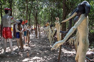 HOMME DONT LA TETE SE TRANSFORME EN ANIMAL (DANS LA RELIGION BOUDDHISTE, IL EST INTERDIT DE FAIRE DU MAL AUX ANIMAUX), REPRESENTATION DE L'ENFER AU MONASTERE BOUDDHISTE WAT KEAW PRASERT, PATHIO, PROVINCE DE CHUMPHON, THAILANDE, ASIE 