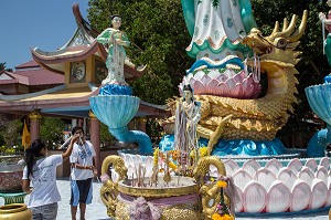 OFFRANDE DE COLLIERS DE PERLES A UNE DEESSE BOUDDHISTE, MONASTERE WAT KEAW PRASERT, PATHIO, PROVINCE DE CHUMPHON, THAILANDE, ASIE 