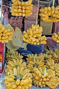 VENDEUR DE BANANES SUR LE MARCHE DE BAN SAPHAN, THAILANDE, ASIE 